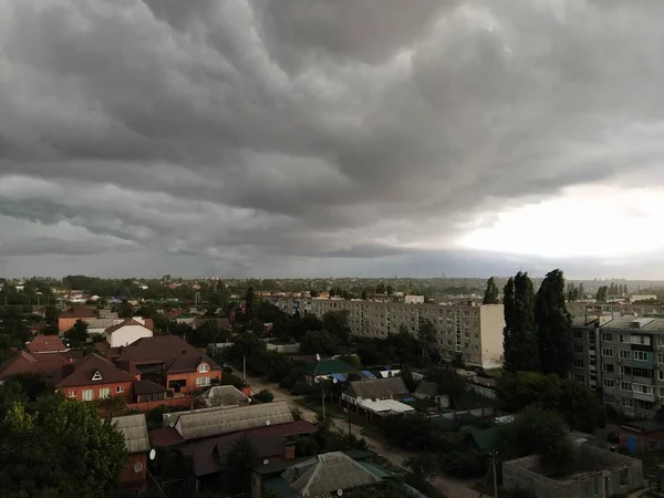 Темні Штормові Хмари Над Містом — стокове фото