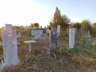 Gün batımında eski kırsal mezarlık