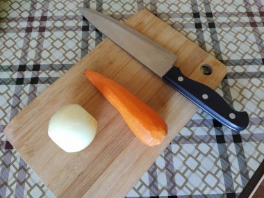 Sebze, havuç, soğan ve bıçak.