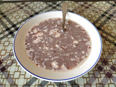 Bir kase kremalı fasulye çorbası.