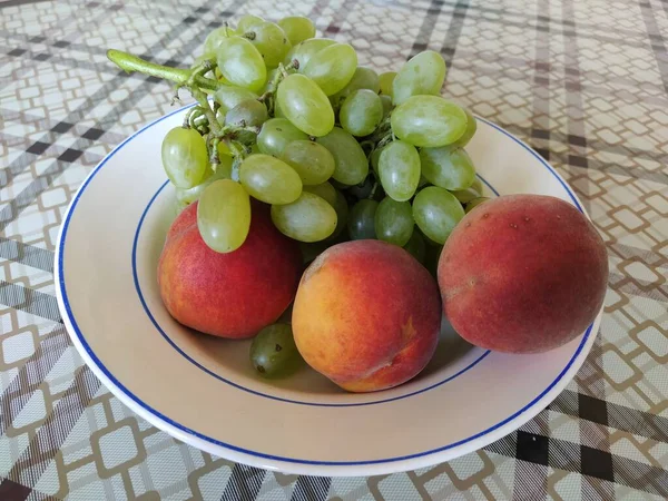 Ζουμερά Σταφύλια Φρούτων Και Ροδάκινο Ένα Πιάτο — Φωτογραφία Αρχείου