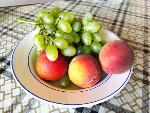 Uvas Fruto Suculentas Pêssego Prato — Fotografia de Stock