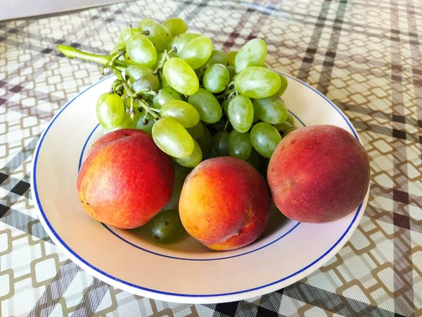Šťavnaté Ovocné Hrozny Broskev Talíři — Stock fotografie