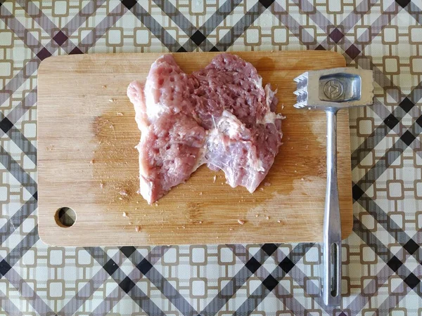 Daging Mentah Untuk Steak Dengan Palu — Stok Foto