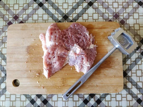 Rauw Vlees Voor Steaks Met Een Hamer — Stockfoto