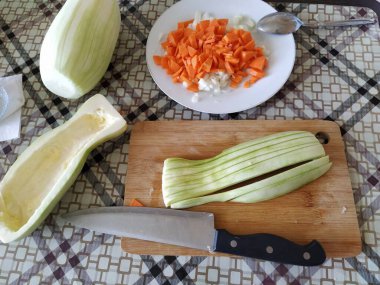 Doğranmış sebzeler, kabak, havuç, soğan.