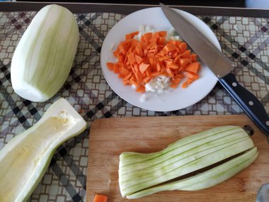 Doğranmış sebzeler, kabak, havuç, soğan.