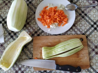 Doğranmış sebzeler, kabak, havuç, soğan.