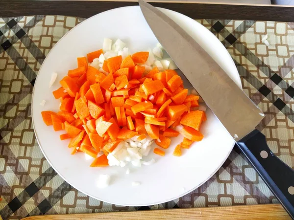 Unas Verduras Picadas Una Mesa Cortar Zanahorias Cebollas — Foto de Stock