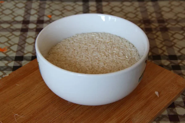 Piring Keramik Dengan Nasi Atas Meja — Stok Foto