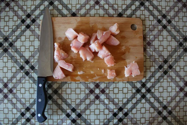 ナイフでまな板の上にスライス鶏の胸肉の作品 — ストック写真