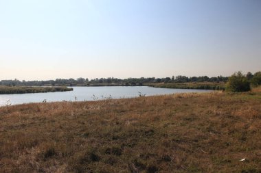 Nehir tarlaların yanında akıyor.