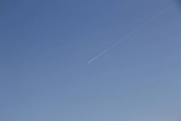 Flugzeugspur Blauen Himmel — Stockfoto