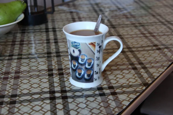 Kubek Kawą Stole — Zdjęcie stockowe