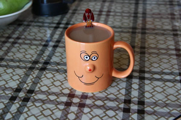 Kubek Kawy Uśmiechniętą Twarzą Stole — Zdjęcie stockowe