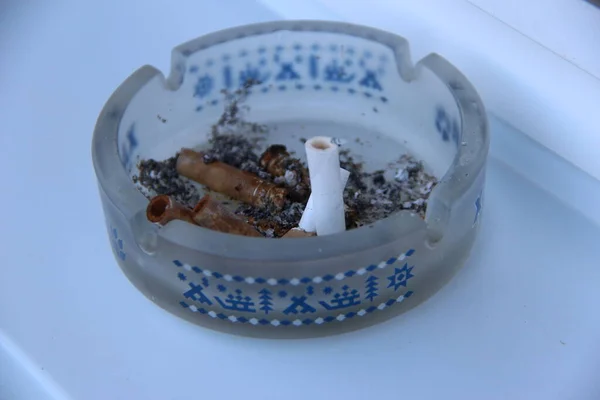 Askebeger Med Sigarettstumper Lys Bakgrunn – stockfoto