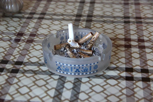 Пепельница Окурками Столе — стоковое фото