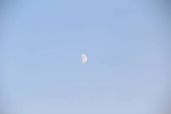 Lune Blanche Contre Ciel Bleu Jour — Photo