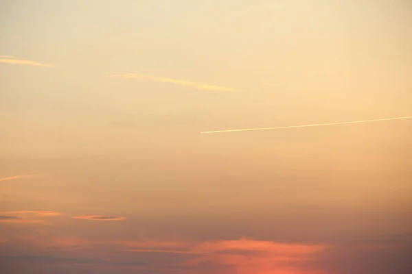 Avião Voa Distância Contra Pano Fundo Sol Poente — Fotografia de Stock