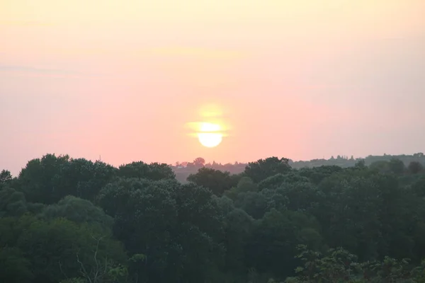 Der Sonnenuntergang Über Hügeln Und Bäumen — Stockfoto