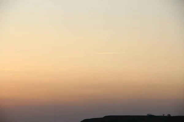 Dois Aviões Voam Distância Contra Fundo Pôr Sol — Fotografia de Stock