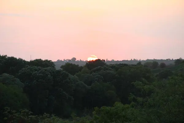 Закат Солнца Над Холмами Деревьями — стоковое фото
