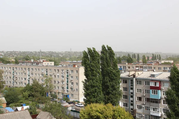 Kum fırtınası ve güçlü rüzgar şehrin üzerinde ve toz kirliliği