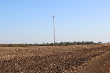 Alanın arka planındaki telekomünikasyon kulesi