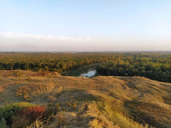 Atardecer Valle Ondulado Colinas Árboles Río Por Debajo — Foto de Stock