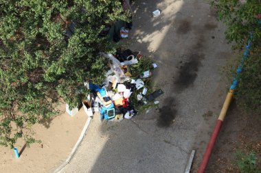 Çöp yığını çöplerle dolu.