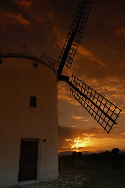 Molino harinero de viento geleneksel espaol al atardecer de verano