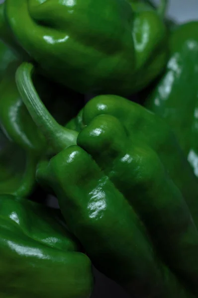 Gruo de pimientos verdes frescos