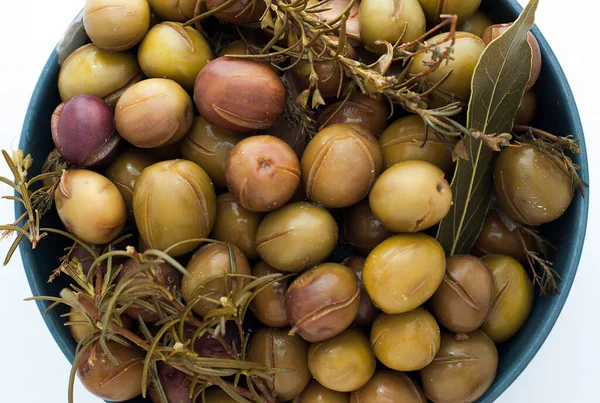 Cuenco de aceitunas de mesa al estilo casero espaol