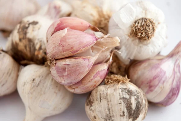 Cabezas de ajo moradas y blancas