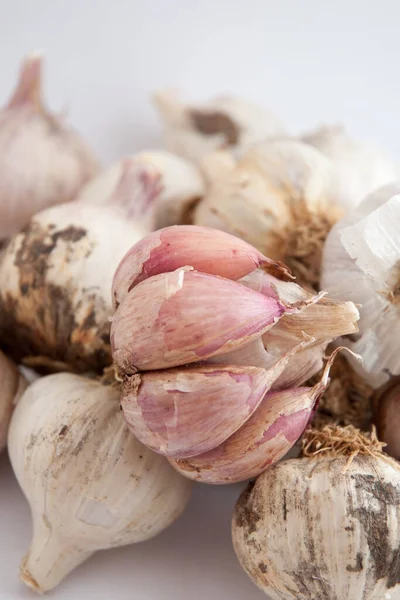 Cabezas de ajo moradas y blancas