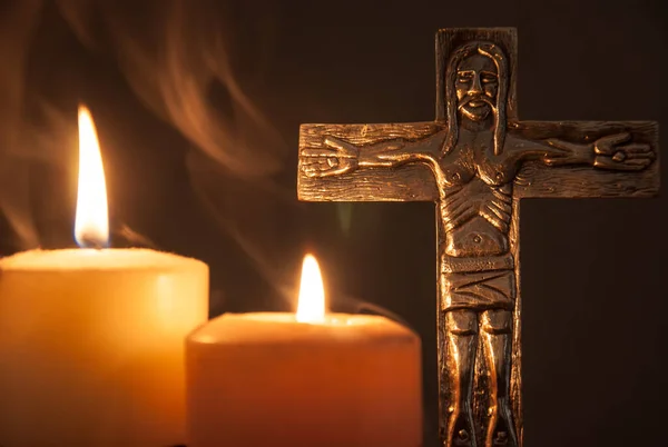 Cruz Cristã Católica Iluminada Com Velas Com Fumaça Incenso — Fotografia de Stock