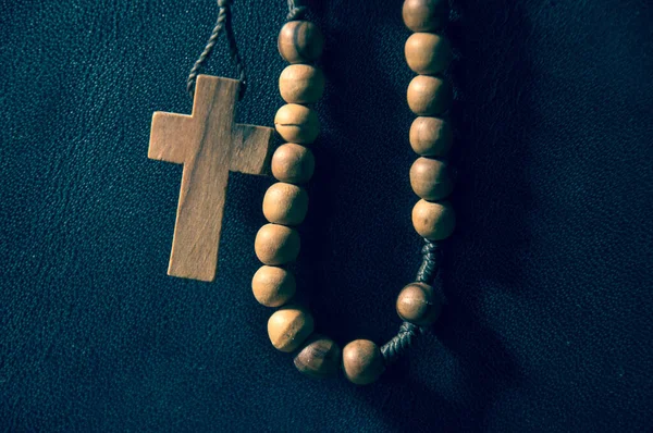 Cruz y rosario de madera sobre fondo zencisi