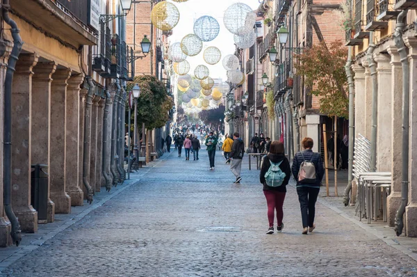 Belediye Başkanı Street, Alcal de Henares, Madrid Topluluğu, Spain.ortaçağ sokağı atari salonlu, yürüyen insanlar ve Noel süslemeleri