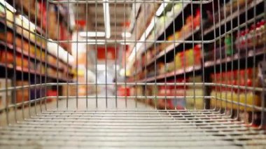 Alışveriş arabasıyla süpermarketin odaksız görüntüsü 
