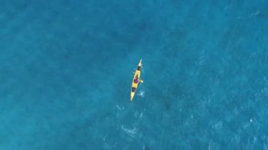İnsanlar deniz kanosu kürek çekiyor, drone 'un görüşü...