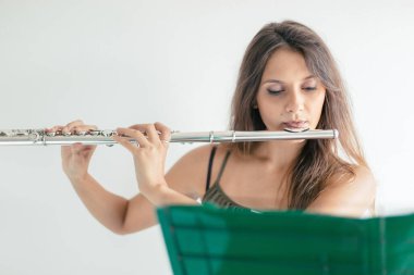 Genç kız flüt çalıyor.