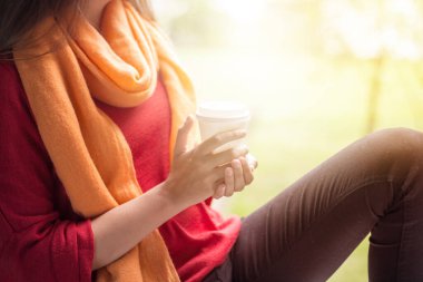 Şık bir kadın ve yanında kahve.