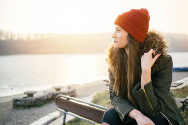 Kırmızı şapkalı hippi kız.