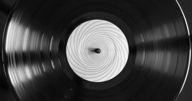 Spinnig vinil plağın siyah beyaz fotoğrafı