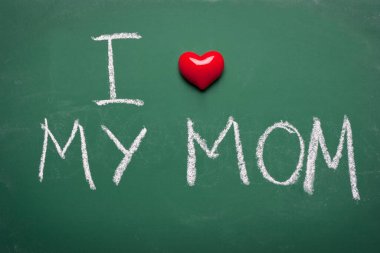 Annemi yeşil karatahtanın üstünde seviyorum. 