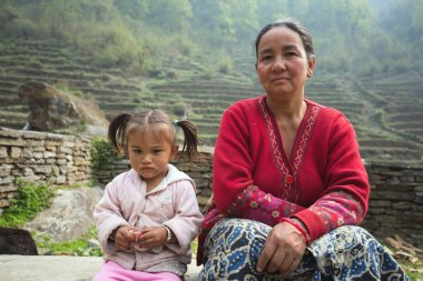 KASKI DISTRICT, NEPAL - 25 Mart 2016: Kaski İlçesi, Nepal 'de kimliği belirlenemeyen Himalayalı kadın ve kız.
