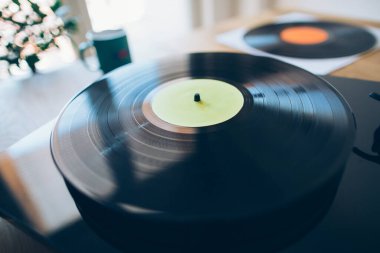 Müzik çalan gramofon plaklı bir pikap. Gramofon, vinil, uzun çalma kaydı