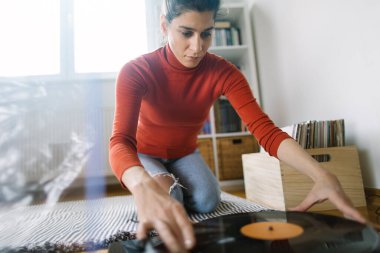 Pikapta favori plağı çalan işitsel-ofisin seçici odağı