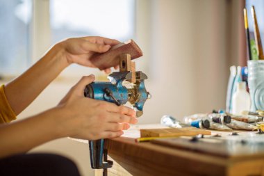 Kum tahtası. Ahşap işleme için zımpara kağıdı kullanarak kadın ellerini kapat.