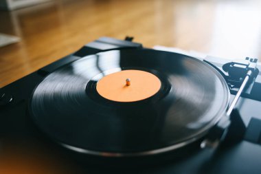 Müzik çalan gramofon plaklı bir pikap. Gramofon, vinil, lp, turntable iğnesi